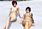 Zwei heise reheaded zwillinge in knappe bikinis sonnenbaden